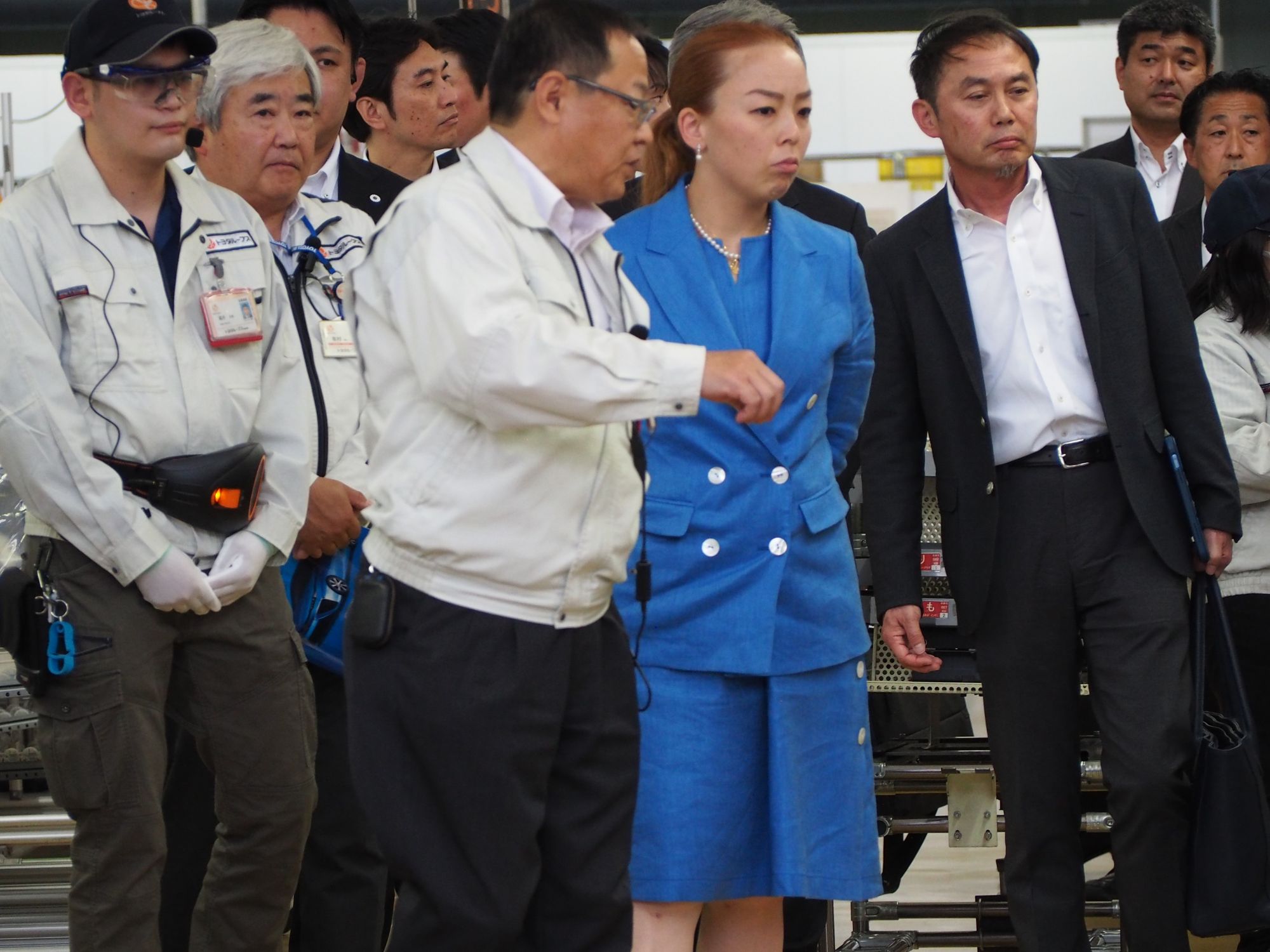 工場内で説明を受ける瑶子女王殿下。
