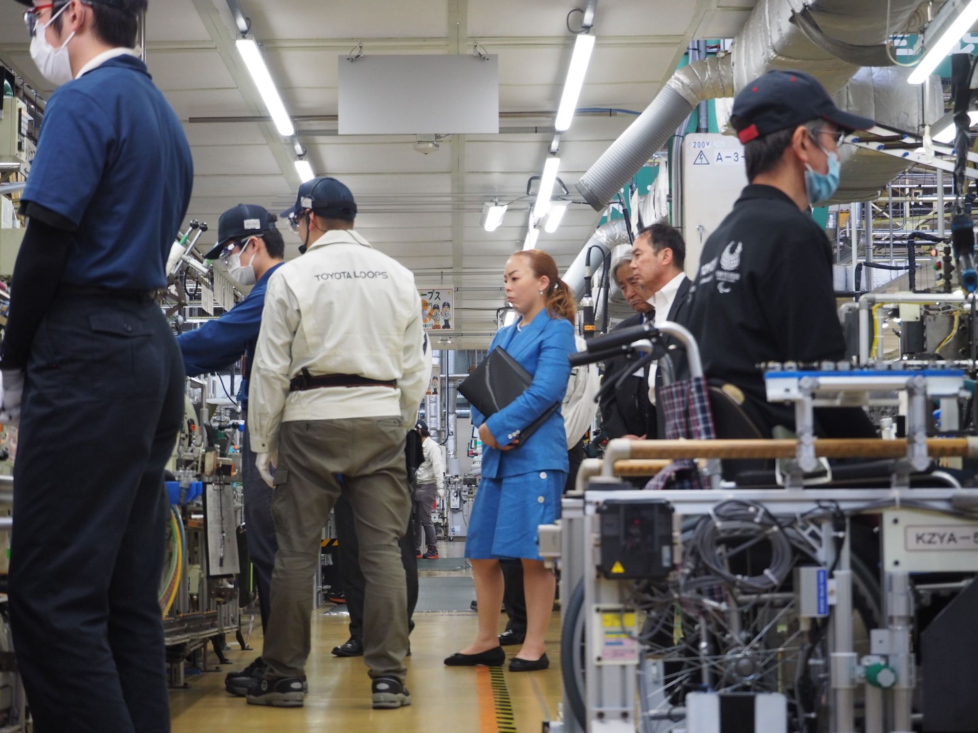 工場内で説明を受ける瑶子女王殿下。