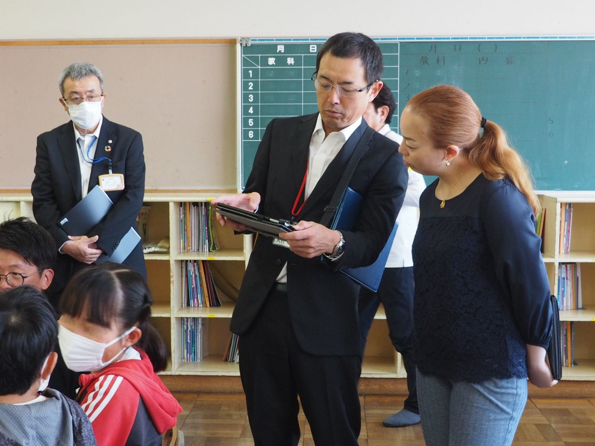 校長先生がタブレットを用いて、瑤子女王殿下に説明している。